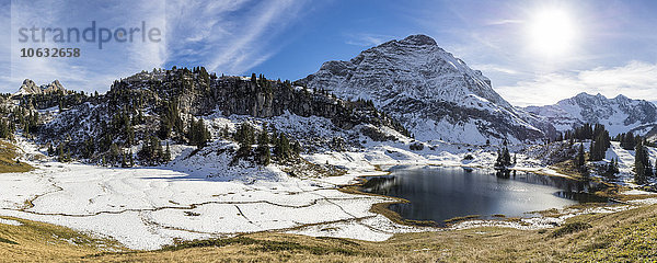 Österreich  Arlberg  Korbersee mit Saloberkopf  Salobersattel und Mohnenfluhgebirge
