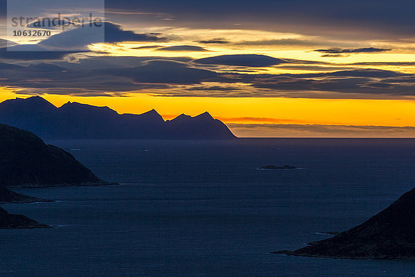 Norwegen  Troms  Fjord bei Sonnenuntergang im Herbst