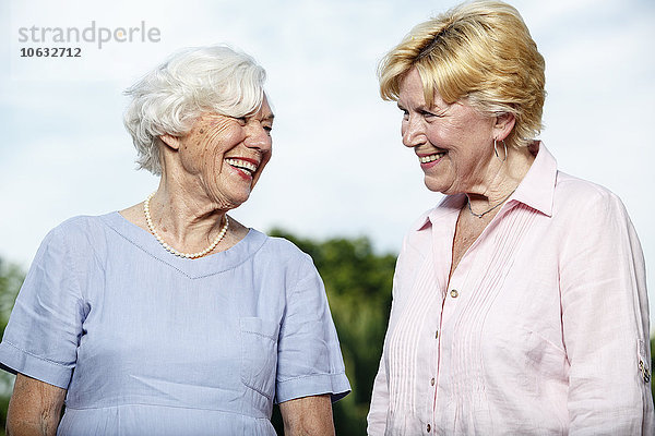 Deutschland  Berlin  Porträt von zwei lachenden Seniorinnen