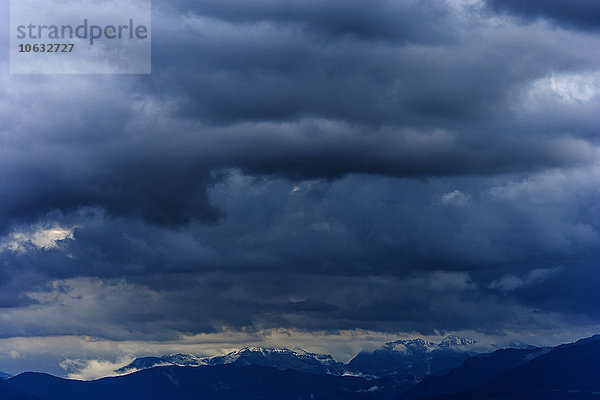 Deutschland  Bayern  Blick auf die bayerischen Alpen mit Regenwolken