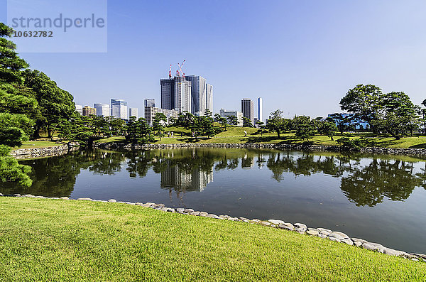 Japan  Tokio  Sumida District  Wohnhochhäuser  Sumida River und Park