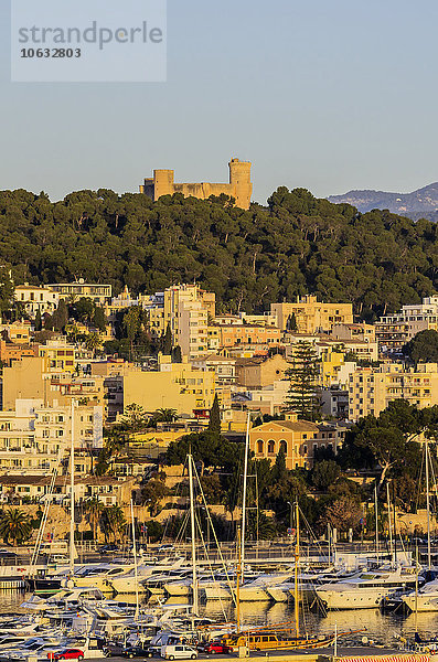 Spanien  Balearen  Mallorca  Palma de Mallorca  Burg Bellver und Hafen