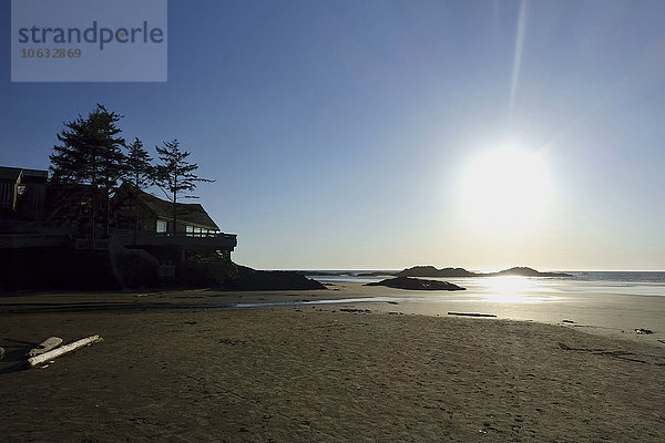 Kanada  Vancouver Island  Longbeach  Strandhaus bei Sonnenuntergang