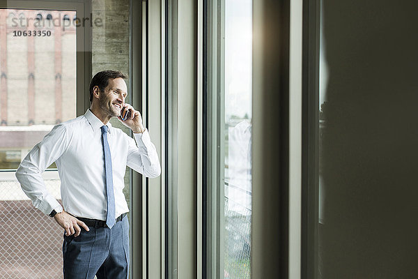 Portrait des Geschäftsmannes beim Telefonieren mit dem Smartphone