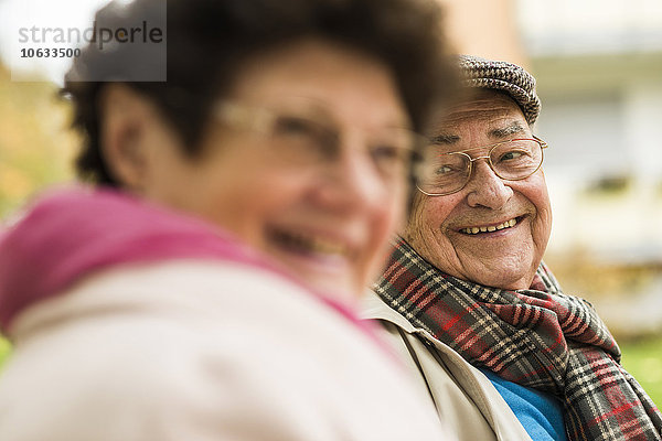 Lächelndes Seniorenpaar im Freien