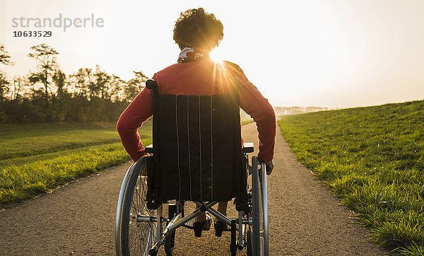 Seniorin im Rollstuhl in der Natur