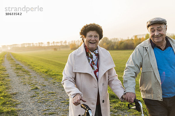 Lächelndes Seniorenpaar mit Radwanderer in der Natur