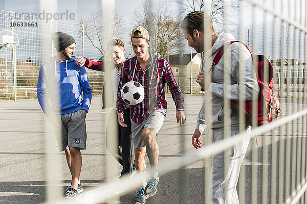 Vier junge Fußballspieler