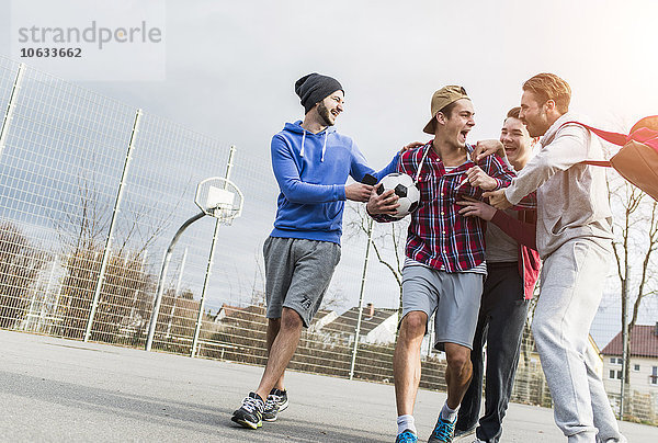 Vier junge Fußballspieler