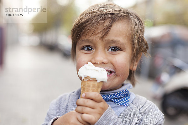 Porträt des glücklichen kleinen Jungen mit Eistüte