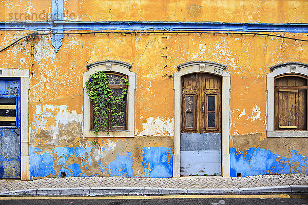 Portugal  Fassade eines alten verlassenen Hauses