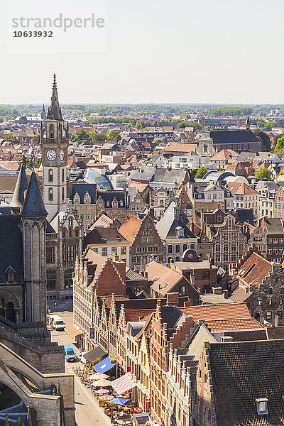 Belgien  Gent  Altstadt  Stadtbild mit Zunfthäusern und Glockenturm des alten Postamtes