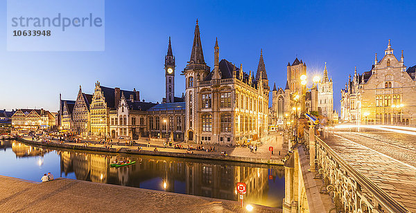 Belgien  Gent  Altstadt  historische Häuser am Fluss Leie und Brücke Sint-Michielsplein zur blauen Stunde