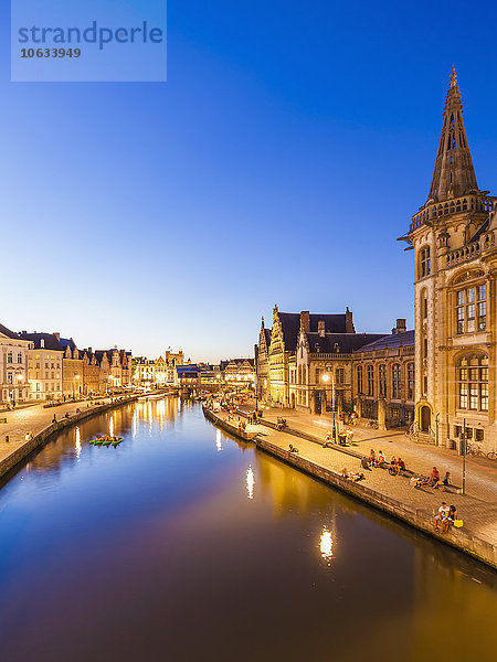 Belgien  Gent  Altstadt  Korenlei  historische Häuser am Fluss Leie zur blauen Stunde