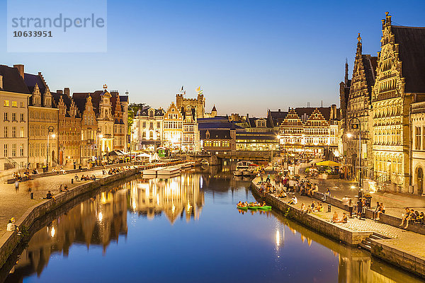 Belgien  Gent  Altstadt  Korenlei und Graslei  historische Häuser am Fluss Leie zur blauen Stunde
