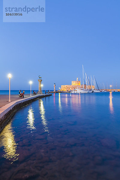 Griechenland  Rhodos  Hafeneinfahrt Mandraki zur blauen Stunde