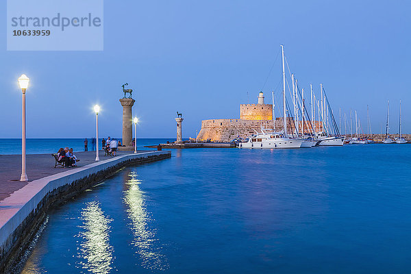 Griechenland  Rhodos  Hafeneinfahrt Mandraki zur blauen Stunde