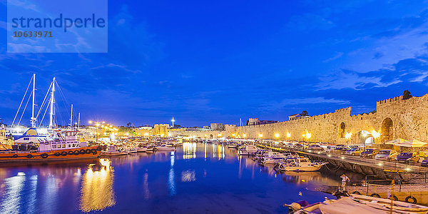 Griechenland  Rhodos  Hafen  Stadtmauer und Fischerboote in der Abenddämmerung