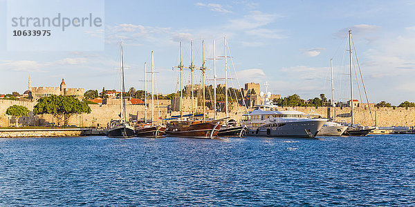 Griechenland  Rhodos  Hafen  Stadtmauer und Segelschiffe