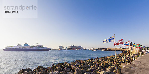 Griechenland  Rhodos  Kreuzfahrtschiff und Flaggen im Hafen