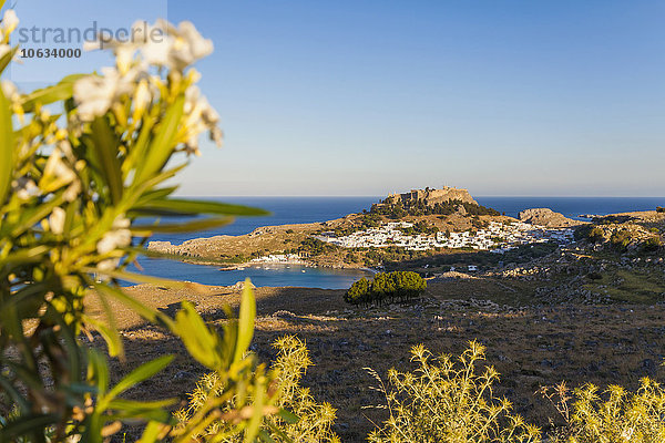 Griechenland  Ägäische Inseln  Rhodos  Lindos  Blick auf die Akropolis von Lindos