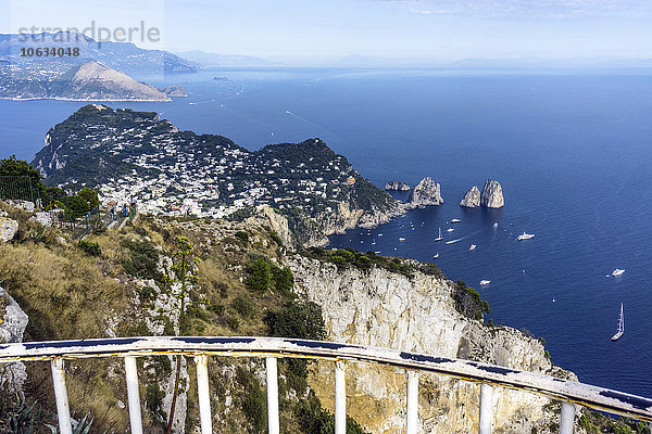 Italien  Capri  Blick vom Monte Solaro auf Faraglioni
