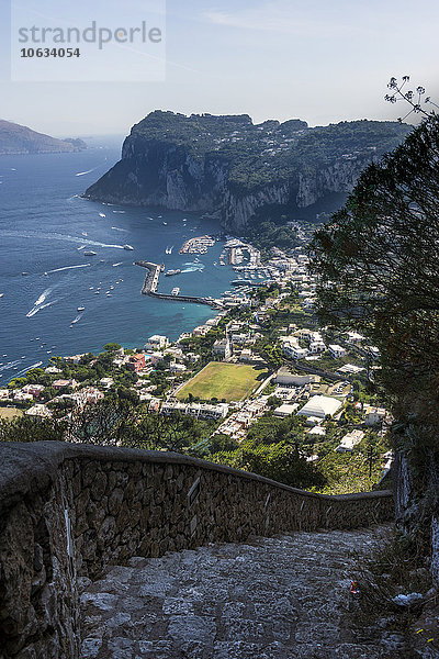 Italien  Golf von Neapel  Capri  Blick auf Hafen und Marina Grande