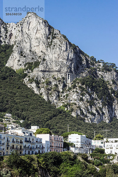 Italien  Capri  Häuserzeile  Viadukt im Hintergrund
