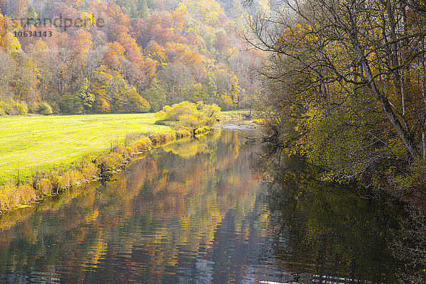 Deutschland  Baden Württemberg  Naturpark Obere Donau  Blick auf das Obere Donautal im Herbst