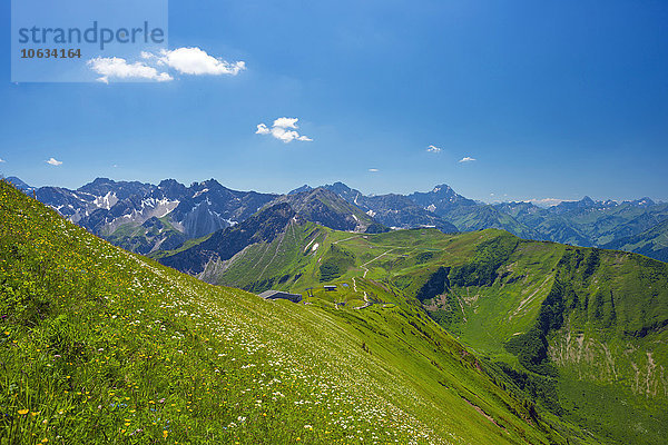 Österreich  Vorarlberg  Blick vom Fellhorn auf die Kanzelwand  Bergstation Kanzelwandbahn  Widderstein im Hintergrund