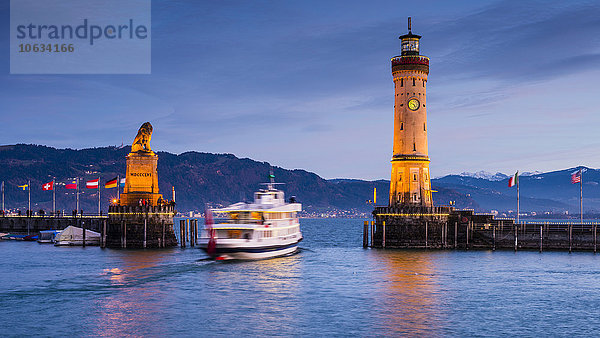 Deutschland  Bayern  Lindau  Bodensee  Hafeneinfahrt mit bayerischem Löwen  Schiff am Abend