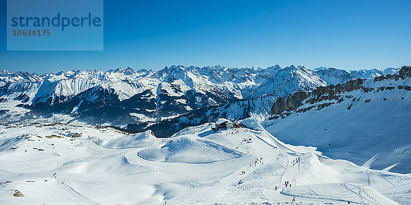 Österreich  Vorarlberg  Kleinwalsertal  Gottesacker Plateau  Hahnenköpfle mit Ifenbahn  im Hintergrund Allgäuer Alpen