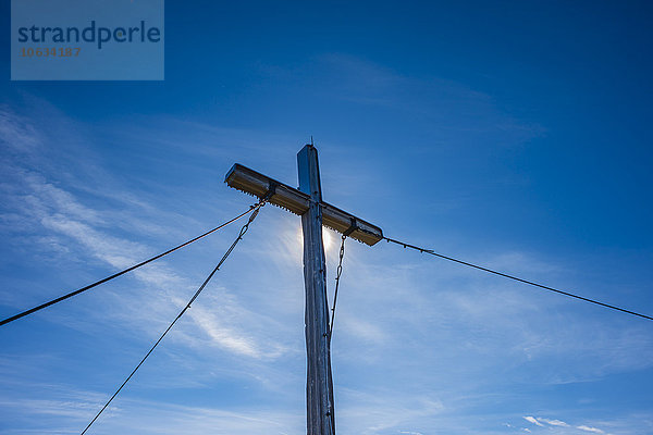 Deutschland  Bayern  Fellhorn  Gipfelkreuz gegen Sonnenlicht