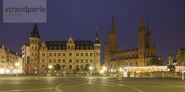 Deutschland  Hessen  Wiesbaden  Marktplatz  Neues Rathaus und Marktkirche  rechts