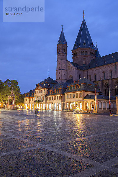 Deutschland  Rheinland-Pfalz  Mainz  Dom und Marktplatz am Abend