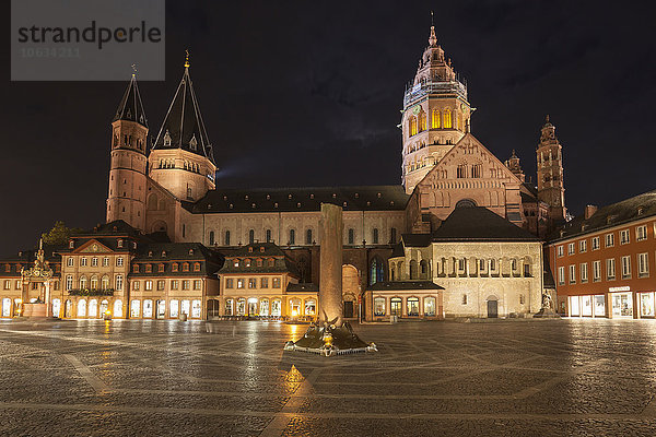 Deutschland  Rheinland-Pfalz  Mainz  Dom und Heunensäule am Marktplatz bei Nacht
