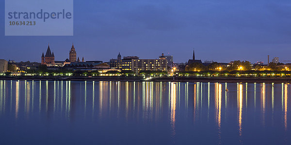 Deutschland  Rheinland-Pfalz  Mainz  Rhein  Adenauer-Ufer  Stadtbild am Abend