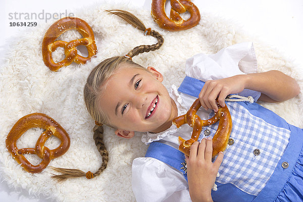 Porträt eines glücklichen kleinen Mädchens mit Brezeln