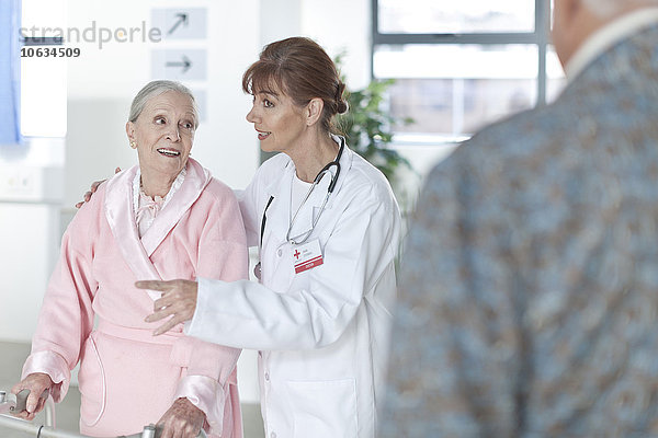 Arzt leitet ältere Patienten auf dem Krankenhausboden