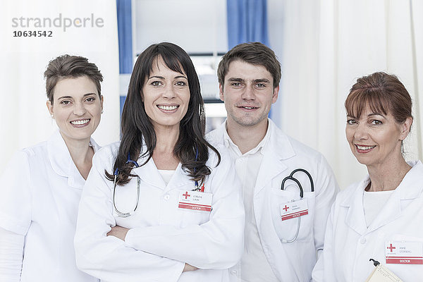 Porträt von lächelnden Ärzten und Krankenschwestern im Krankenhaus