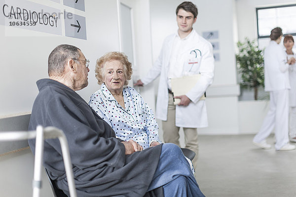 Ältere Patienten  die im Krankenhaus warten