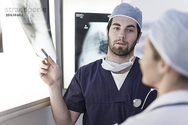 Ärzte im Krankenhaus  Radiologen im Gespräch