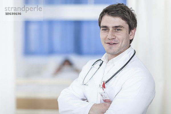 Porträt eines selbstbewussten Arztes im Krankenhaus