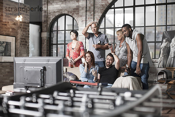 Freunde  die zusammen eine gute Zeit beim Fernsehen haben.