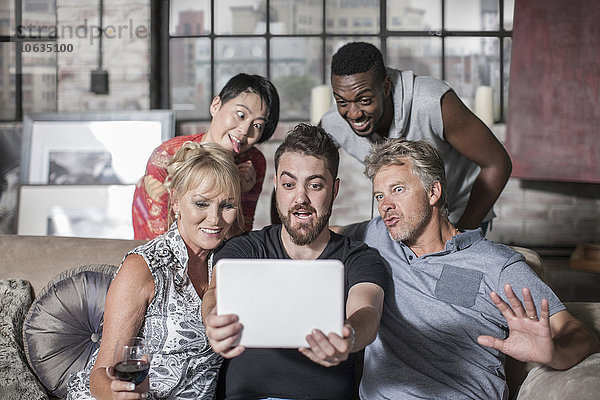 Freunde  die zusammen eine gute Zeit haben  einen Selfie mit digitalem Tablett zu nehmen.