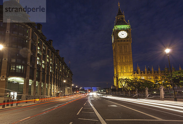 UK  London  Lichtspuren auf einer Straße neben Big Ben bei Nacht