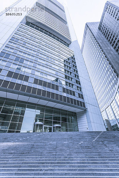 Deutschland  Frankfurt  Treppe zum Eingang eines Büroturms von unten gesehen