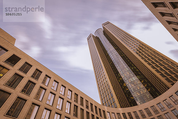 Deutschland  Frankfurt  Fassaden moderner Bürogebäude von unten gesehen