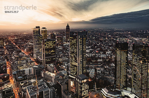 Deutschland  Frankfurt  erhöhter Blick auf die beleuchtete Stadt bei Abenddämmerung