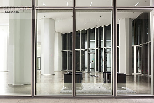 Deutschland  Frankfurt  Blick in die Lobby eines Bürogebäudes
